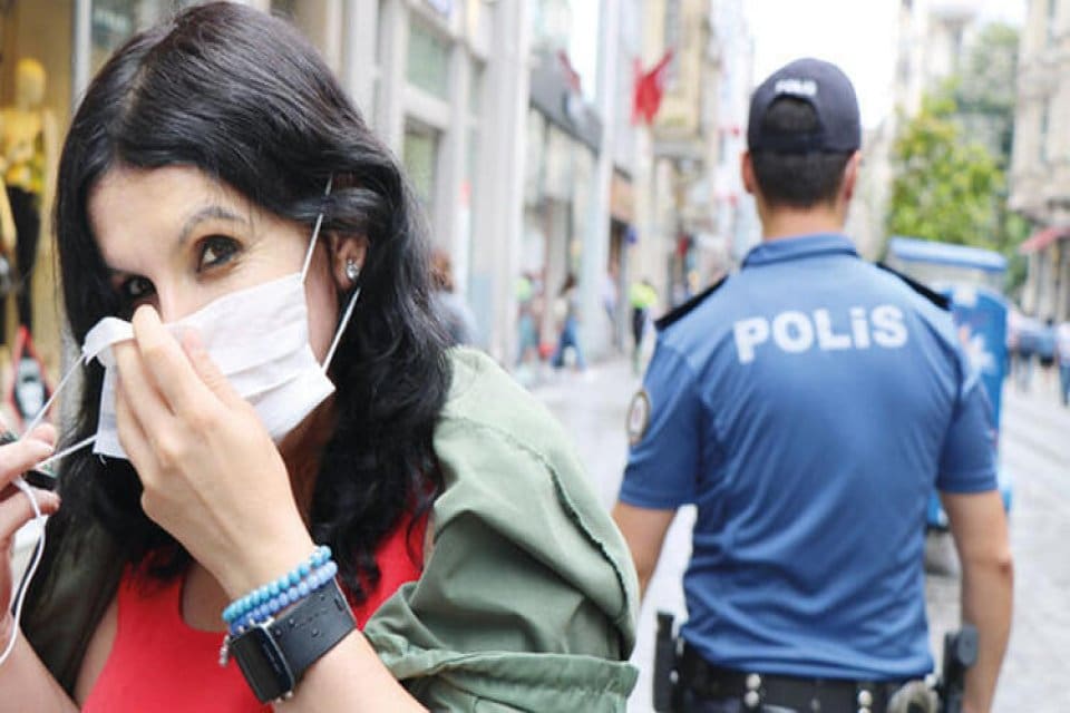 Pandemi d&ouml;neminde maske ve sokağa &ccedil;ıkma yasaklarını ihlal ettikleri i&ccedil;in