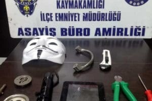 İzmir'in &Ouml;demiş il&ccedil;esinde, bir evden hırsızlık yaptıkları ileri s&uuml;r&uuml;len 3