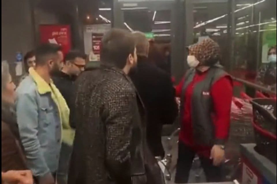 Maske karşıtları, girdikleri bir markette kendilerini maske takmaları konusunda uyaran