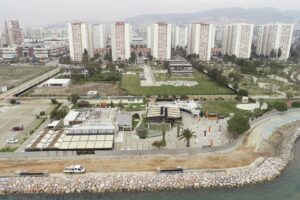 İzmir Büyükşehir Belediyesi ekipleri, Mavişehir’de deniz seviyesinin yükselmesi nedeniyle yaşanan