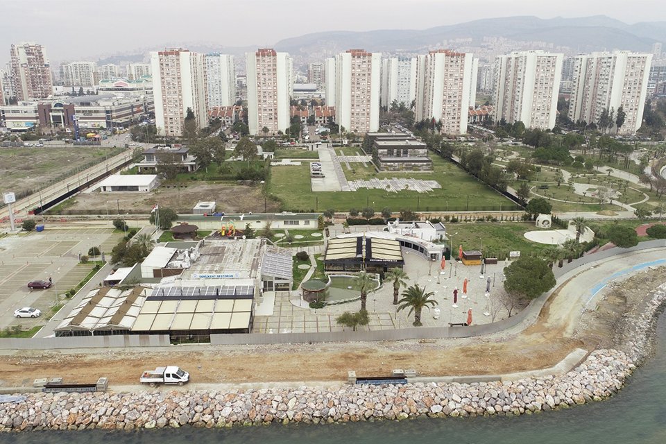 İzmir Büyükşehir Belediyesi ekipleri, Mavişehir’de deniz seviyesinin yükselmesi nedeniyle yaşanan
