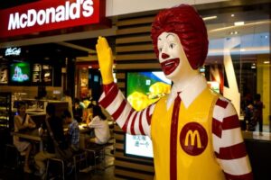 McDonald's reklam panosundaki &ccedil;izburger y&uuml;z&uuml;nden orucunu bozduğunu iddia eden Rus