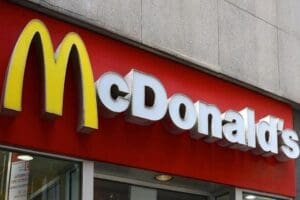 D&uuml;nyaca &uuml;nl&uuml; restoran zincirlerinden McDonald's'ın, ABD'de iş&ccedil;i &ccedil;ıkarmaya hazırlandığı ve