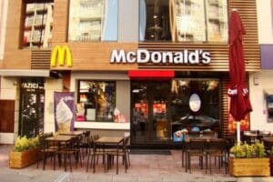 Tuncay &Ouml;zilhan'ı sahibi olduğu McDonald's T&uuml;rkiye 54,5 milyon dolar karşılığında
