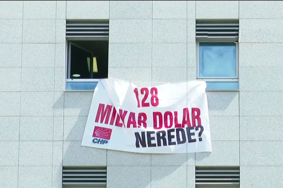 CHP'li Mahmut Tanal, ''128 milyar dolar nerede?'' afişini Meclis odasının
