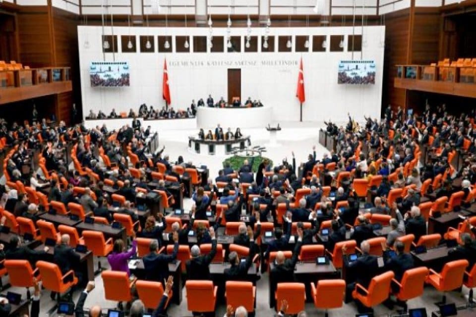Meclis Genel Kurulu, deprem nedeniyle verilen aranın ardından 28 Şubat