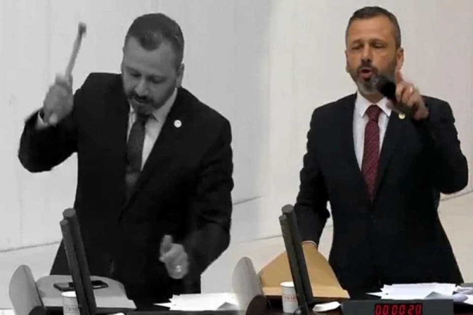 CHP Milletvekili Burak Erbay'a 'sans&uuml;r yasası' g&ouml;r&uuml;şmelerinde Meclis k&uuml;rs&uuml;s&uuml;nde &ccedil;eki&ccedil;le