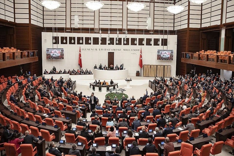 T&uuml;rkiye B&uuml;y&uuml;k Millet Meclisi &uuml;&ccedil; aylık aranın ardından mesaisine başladı.