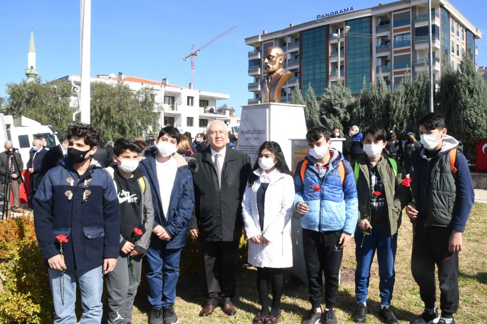 İstiklal Marşımızın kabul edilişinin 100. yılı Karabağlar&rsquo;da t&ouml;renle kutlanırken, hi&ccedil;bir