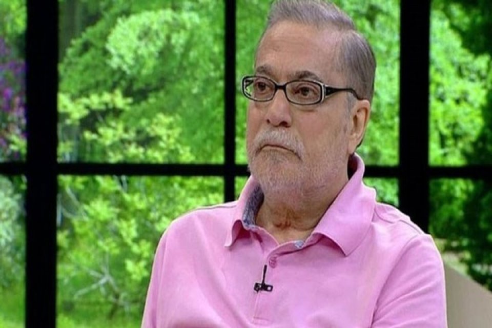 Sırtında &ccedil;ıkan yağ bezesini g&ouml;stermek i&ccedil;in İstanbul'daki bir &ouml;zel hastaneye