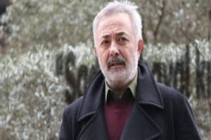Deprem sonrasında yaptığı paylaşımlardan dolayı TRT'deki dizisinin kadrosundan &ccedil;ıkarıldığı iddia