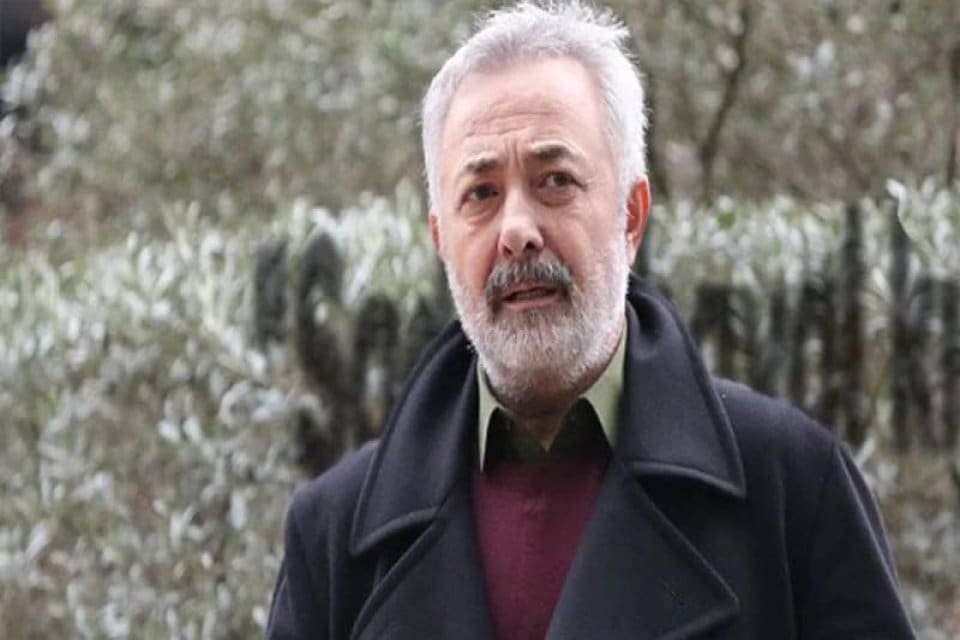 Deprem sonrasında yaptığı paylaşımlardan dolayı TRT'deki dizisinin kadrosundan &ccedil;ıkarıldığı iddia