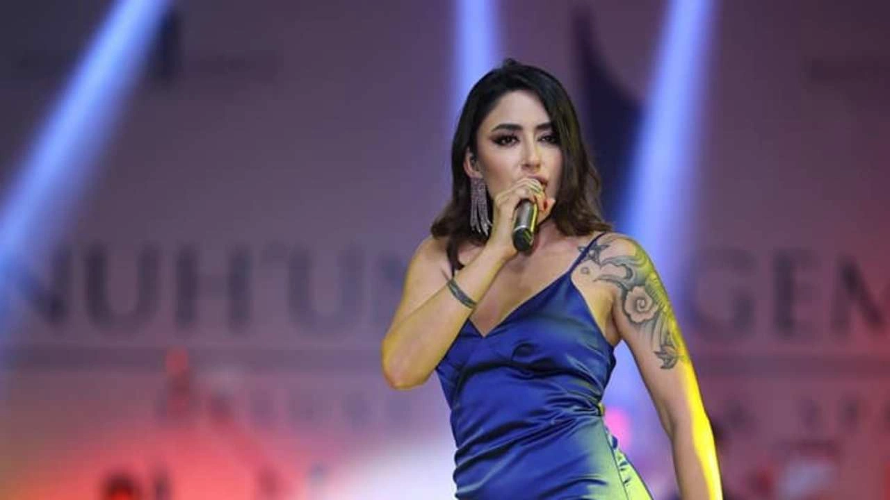 &Uuml;nl&uuml; şarkıcı Melek Mosso, Serkan Sağdı&ccedil;'ın evlilik teklifini kabul etti.