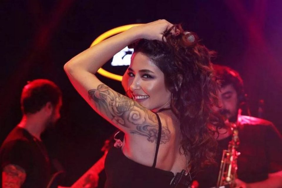 &Uuml;nl&uuml; şarkıcı Melek Mosso, İran'da baş&ouml;rt&uuml;s&uuml;n&uuml; d&uuml;zg&uuml;n takmadığı gerek&ccedil;esiyle ahlak