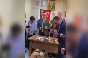 Memleket Partisi Genel Başkanı Muharrem İnce'nin se&ccedil;im otob&uuml;s&uuml;nde dans ettiği