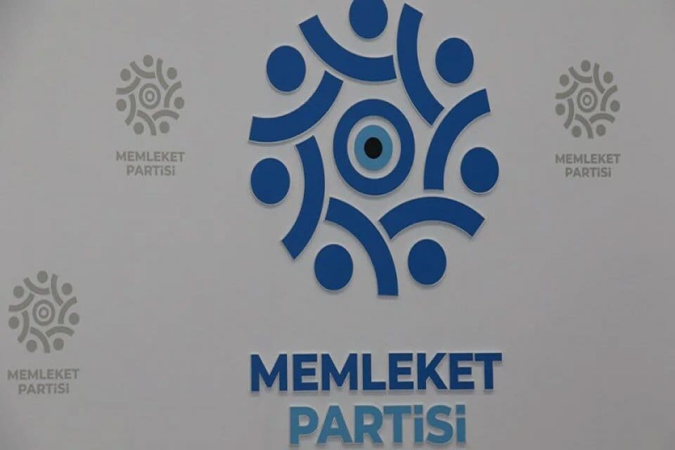 Memleket Partisi'nin Edirne'den milletvekili adayı g&ouml;sterdiği&nbsp;Oktay Bozkurt,&nbsp;Sami &Ccedil;akırlar&nbsp;ve&nbsp;Şeydanur Ak&ccedil;a&nbsp;istifa etti.