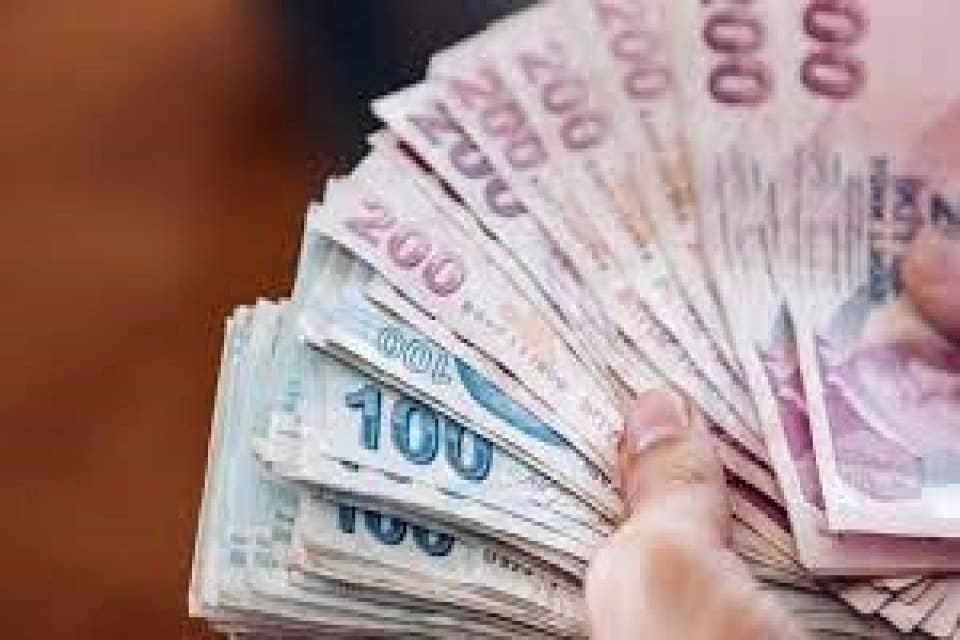 Enflasyonun &uuml;&ccedil; ayda y&uuml;zde 12,52 olarak ger&ccedil;ekleşmesi sonrasında memurlardan maaşlar