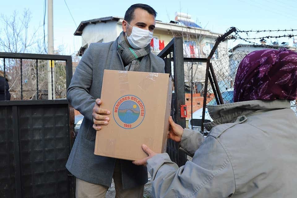 Menderes Belediyesi soğuk kış g&uuml;nlerinde ihtiya&ccedil; sahibi ailelere yaptığı desteklere