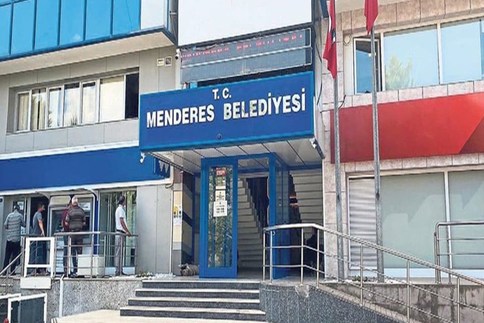 Menderes Beledieysi Hukuk İşleri'nden Sorumlu M&uuml;d&uuml;r A.Ş iki tableti r&uuml;şvet