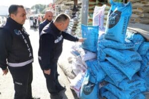 Menderes Belediyesi, kış aylarının gelmesiyle birlikte il&ccedil;ede k&ouml;m&uuml;r satışı yapan