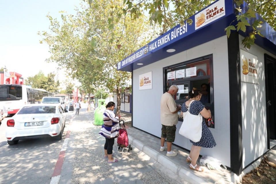 Menderes Belediyesi &ccedil;alışmaları vatandaşın ihtiya&ccedil; duyduğu her alanda hız kesmeden