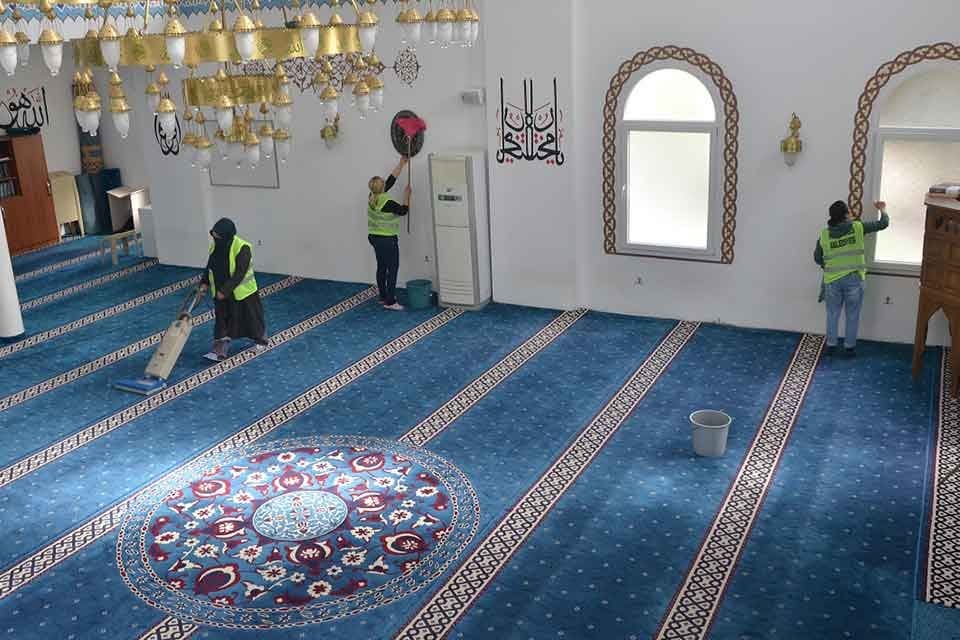 Menderes Belediyesi, Ramazan ayı dolayısıyla il&ccedil;edeki camileri temizledi. Menderes Belediye