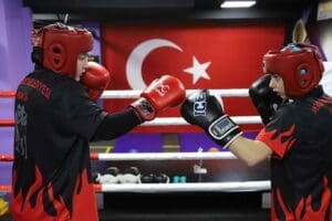 Menderes Belediyespor&rsquo;da ter d&ouml;ken Boksun Melekleri Adana&rsquo;da d&uuml;zenlenen şampiyonada T&uuml;rkiye