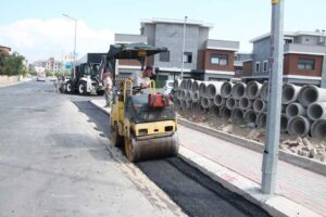 Menderes Belediyesi tarafından ilçedeki bozuk yollarda yama çalışması gerçekleştiriliyor. Menderes