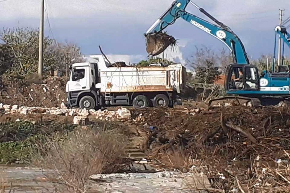 Aydın'ın S&ouml;ke il&ccedil;esinde, B&uuml;y&uuml;k Menderes Nehri'nin ge&ccedil;tiği Sarıkemer Mahallesi'ndeki taş