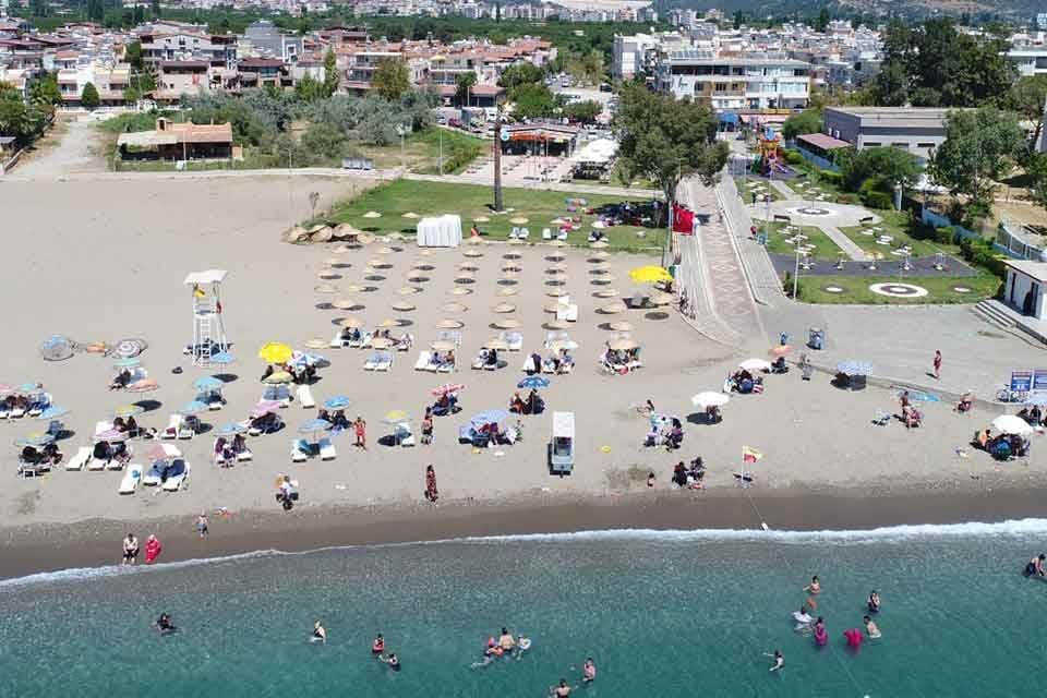İzmir&rsquo;in g&ouml;zde il&ccedil;elerinden Menderes&rsquo;in sahillerinde sezon hazırlıkları tamamlandı. Menderes Belediye