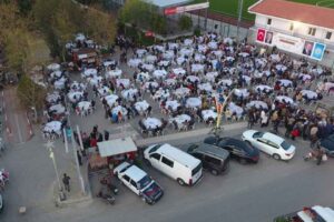 AK Parti Menderes İl&ccedil;e Başkanlığı, il&ccedil;e merkezinde d&uuml;zenlediği iftar yemeğinde