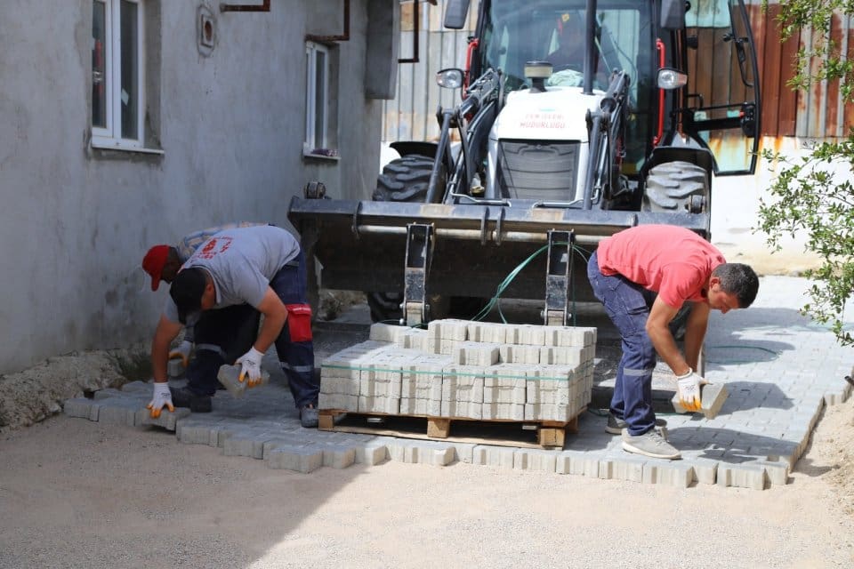 Menderes Belediyesi yenileme &ccedil;alışmalarına t&uuml;m hızıyla devam ediyor. Atak&ouml;y ve