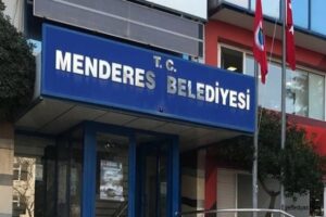İZMİR'in Menderes ilçesinde, ihaleye fesat karıştırdıkları iddiasıyla aralarında belediye çalışanlarının