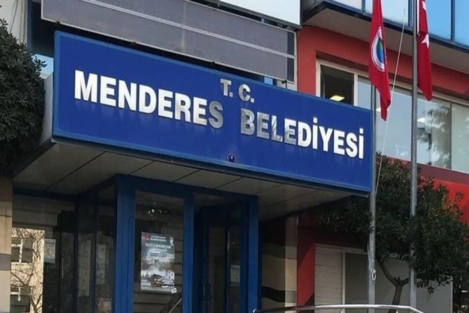 Bakanlığın y&uuml;r&uuml;tt&uuml;ğ&uuml; soruşturma kapsamında g&ouml;revden el &ccedil;ektirilen Menderes Belediye Başkanı