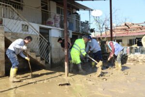 Sel felaketinin ardından Menderes’te yaralar sarılmaya başlandı. Menderes Belediyesi ekipleri