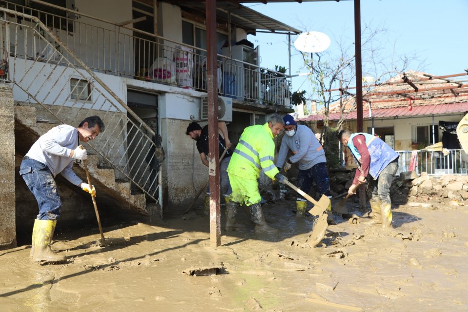 Sel felaketinin ardından Menderes’te yaralar sarılmaya başlandı. Menderes Belediyesi ekipleri