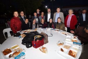 Menderes Belediye Başkan V. Erkan &Ouml;zkan onlarca Menderesli vatandaşları 19