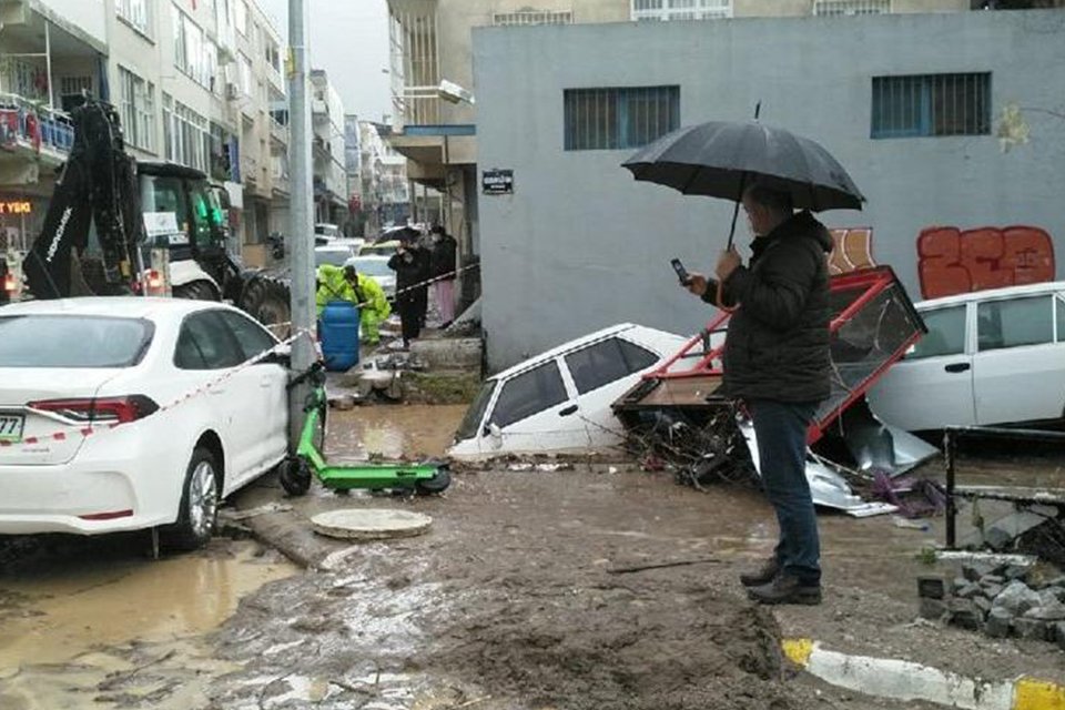 İzmir’de aşırı yağışların ardından Menderes ilçesinde bulunan Yeniköy Sulama Göleti’nde