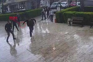 İZMİR'in Menemen il&ccedil;esinde iki arkadaşıyla birlikte belediye binasına ellerinle bı&ccedil;aklarla