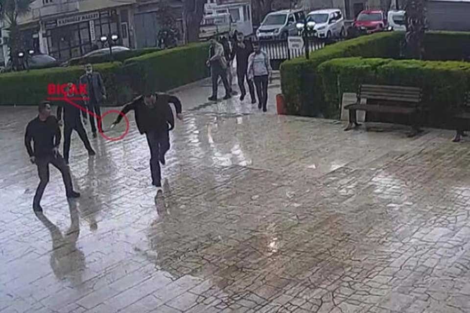 İZMİR'in Menemen il&ccedil;esinde iki arkadaşıyla birlikte belediye binasına ellerinle bı&ccedil;aklarla