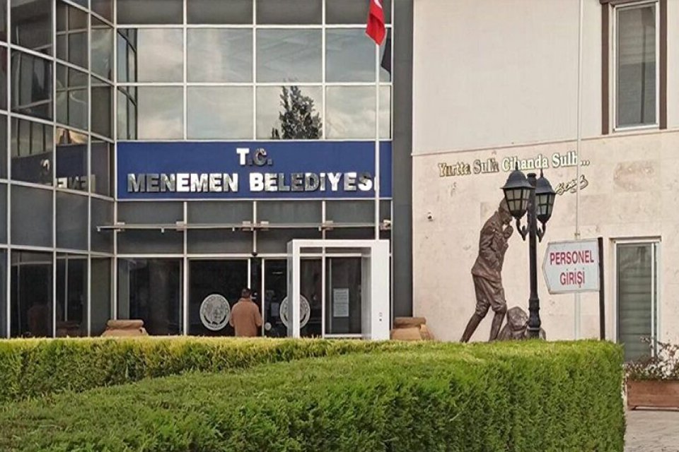 Menemen Belediyesi'ne ait zeytinyağı fabrikasına, 2.5 milyon liralık borcu nedeniyle