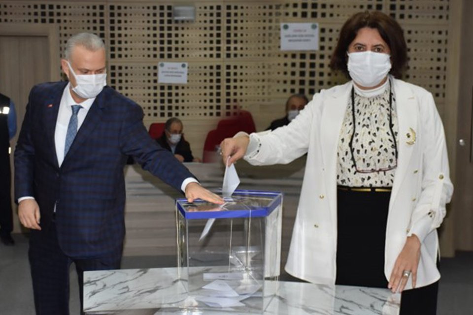 İzmir 2'inci İdare Mahkemesi'nin verdiği yürütmeyi durdurma kararının ardından İzmir