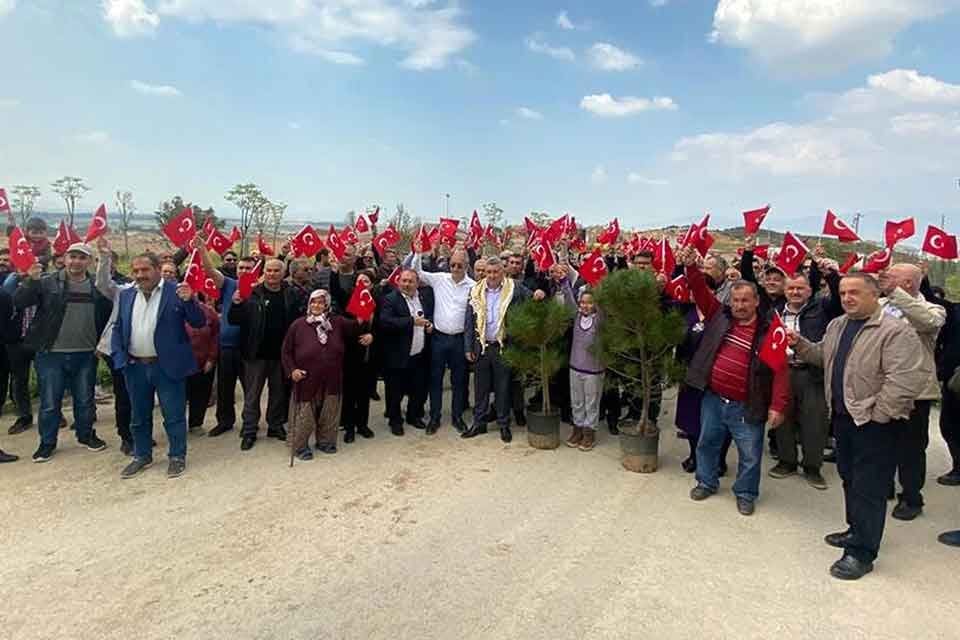 İzmir'in Menemen il&ccedil;esi Koyundere mevkisinde yaşayan vatandaşlar, hafriyat sahasına d&ouml;k&uuml;len