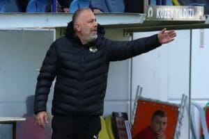 İneg&ouml;lspor'a 2-0 mağlup olan Menemen Futbol Kul&uuml;b&uuml;'nde teknik direkt&ouml;r &Ouml;zden