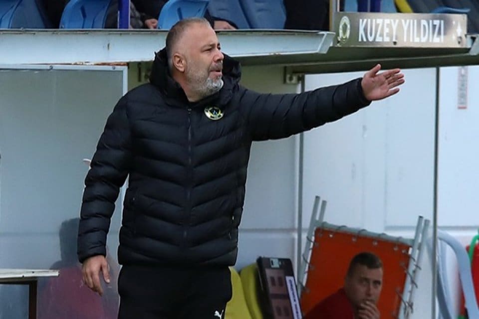 İneg&ouml;lspor'a 2-0 mağlup olan Menemen Futbol Kul&uuml;b&uuml;'nde teknik direkt&ouml;r &Ouml;zden