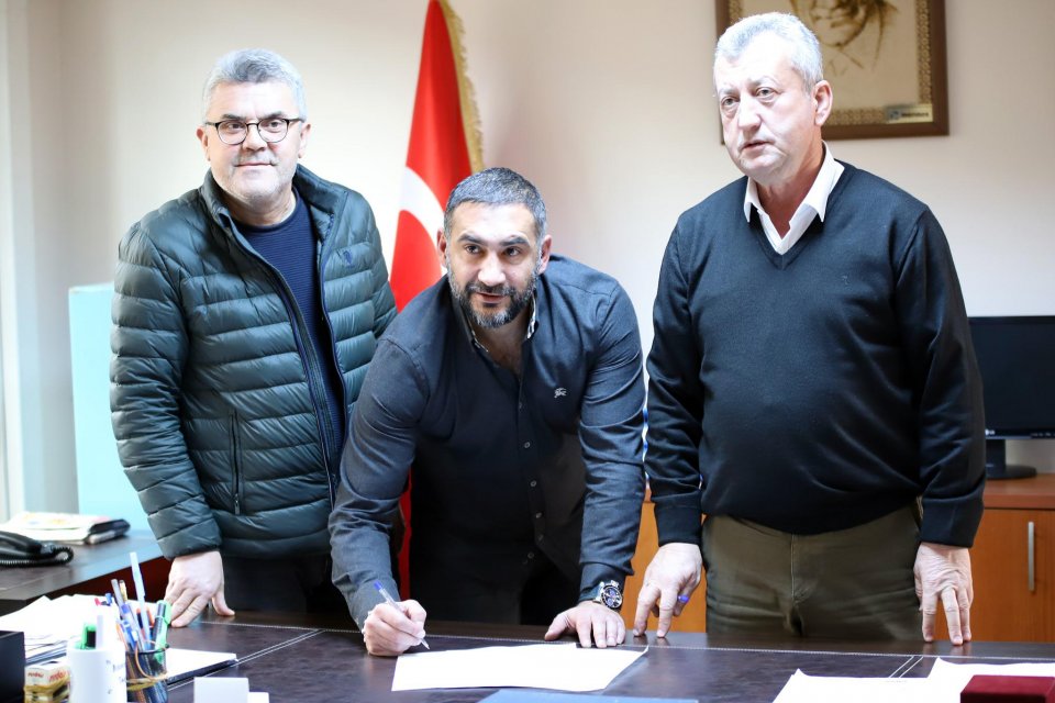 TFF 1'inci Lig kulüplerinden Menemenspor'da Cenk Laleci'nin yerine teknik direktörlük