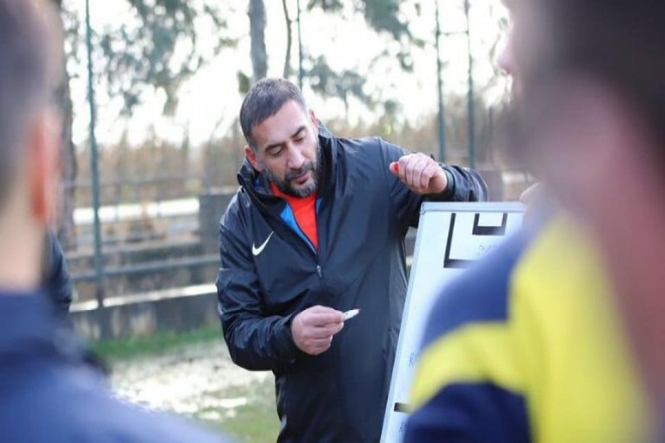 TFF 1. Lig ekiplerinden Menemenspor'un teknik direkt&ouml;r&uuml; &Uuml;mit Karan, ramazan