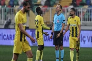 Spor Toto 1'inci Lig'de derbide Altay'a 3-0 mağlup olan Menemenspor,