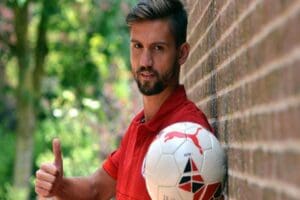TFF 1'inci Lig ekiplerinden Menemenspor, transferde &ccedil;alışmalarını hızlandırdı.&nbsp; &nbsp;Adanasporlu orta