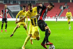 TFF 1'inci Lig'de son olarak Royal Hastanesi Bandırmaspor'la deplasmanda 2-2